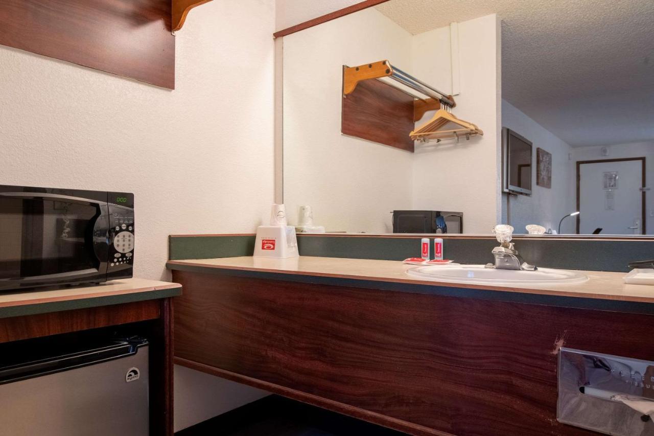 Econo Lodge Kent Esterno foto
