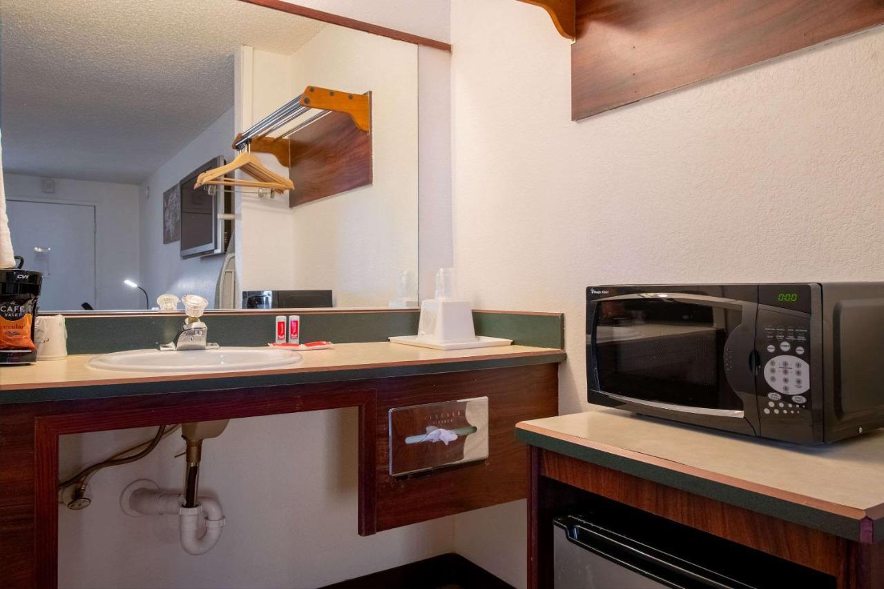 Econo Lodge Kent Esterno foto